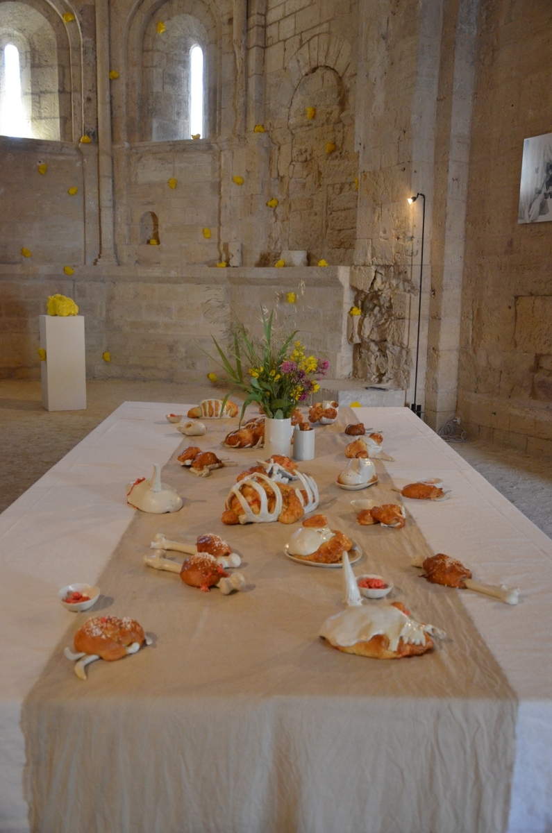 Loupian, entre chien et loup, Le gouter des chasseurs, 2014, grès et brioche, ensemble table